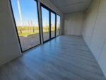 Module Préfabriqué de 13 m² – Bardage Bois, Toit Plat et Façade Vitrée – Image 3