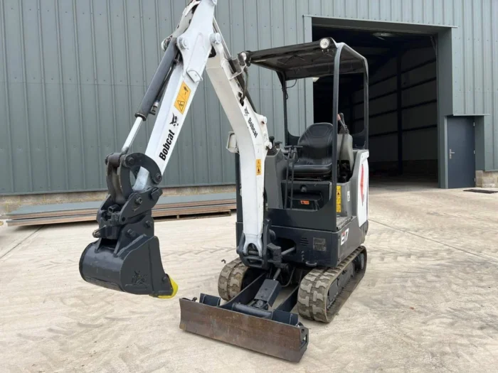 e3-700x525-1 Bobcat E17, 1,7T – Image 1