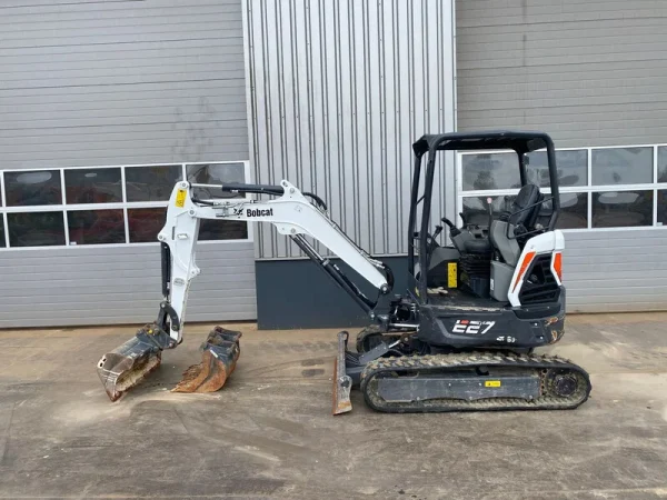 a1-21-4-600x450 Bobcat e26 + 3 godets – mini pelle 2,64t – Image 1