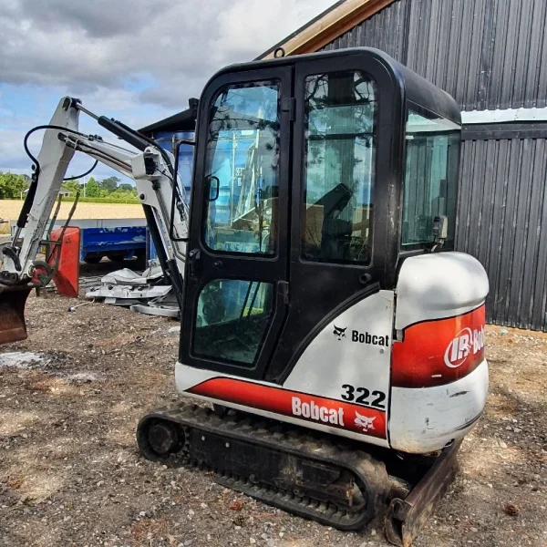 a5-3-2-600x600 BOBCAT 322G + 3 GODETS – Mini Pelle 1,6T – Image 1