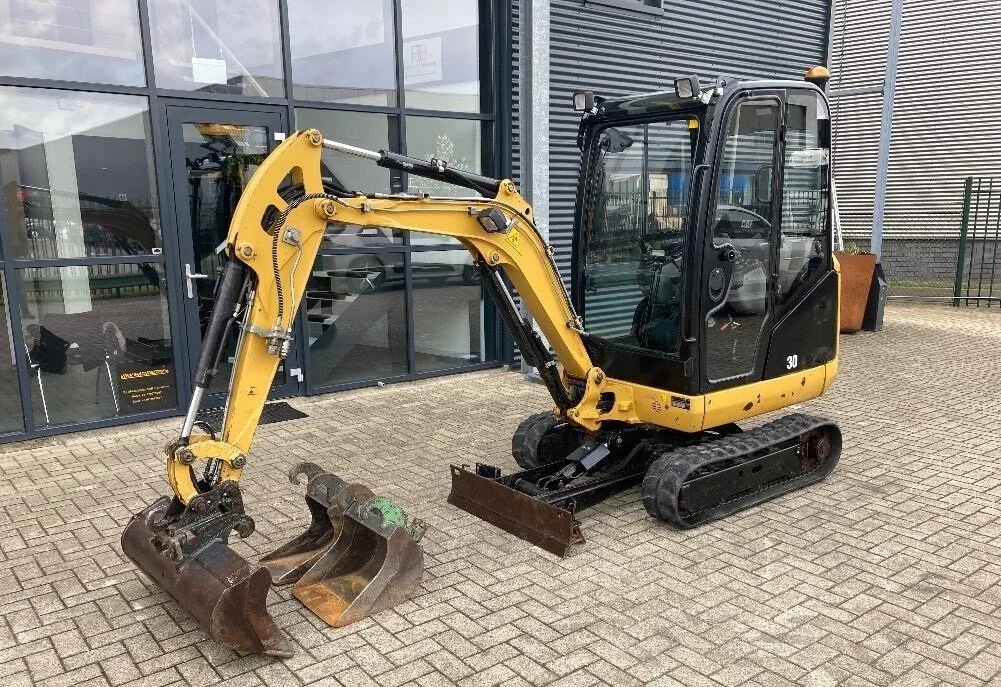 v14-4 (1) Caterpillar 301.7d cr + 3 godets – mini pelle 1,7 t – Image 1