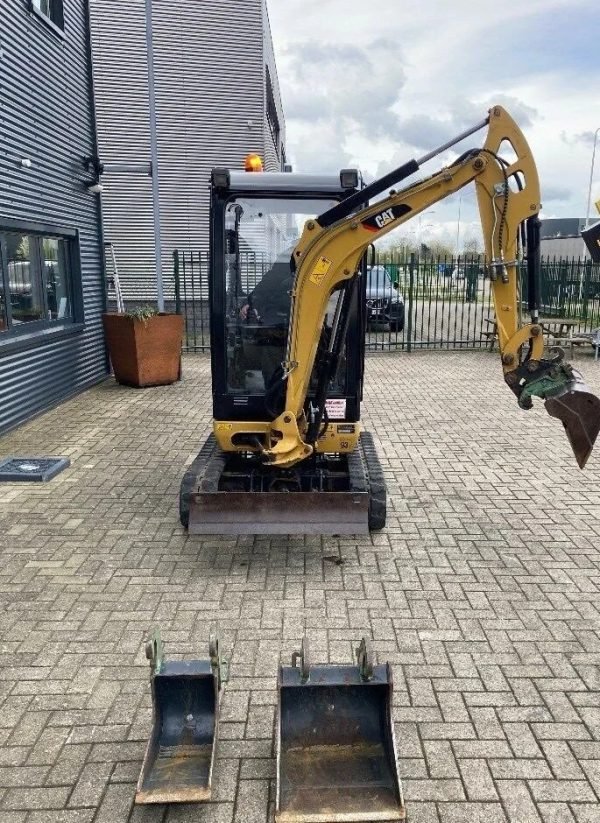 v5-1-600x823 Caterpillar 301.7 d + 4 godets – mini pelle 1,7 t – Image 1