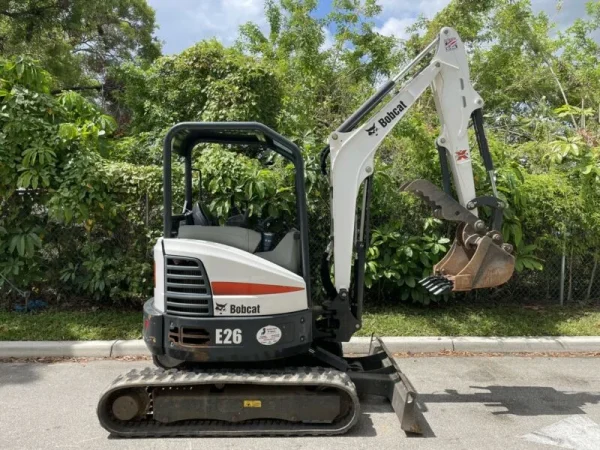 y3-4-600x450 Bobcat e26 + 3 godets – mini pelle 2,5t – Image 1